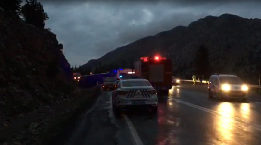 Akseki’de cezaevi aracı devrildi