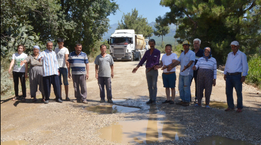 Serikliler kamyonların önünü kesti