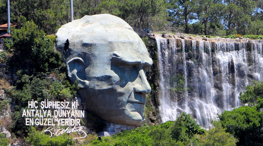 Türkiye'nin en büyük Atatürk maskı kırıldı