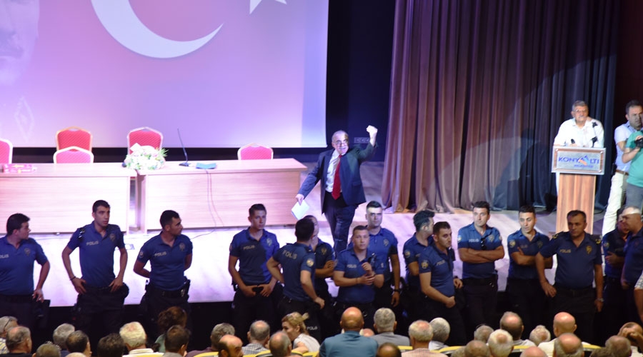 Polis emeklileri derneğinde gerginlik