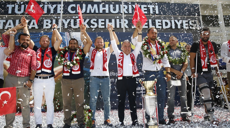 Antalyalılar Başpehlivan Ali Gürbüz’ü karşıladı