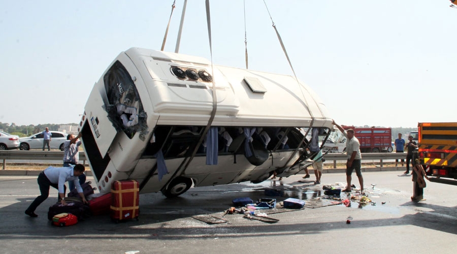 Manavgat'ta tur midibüsü devrildi: 16 yaralı