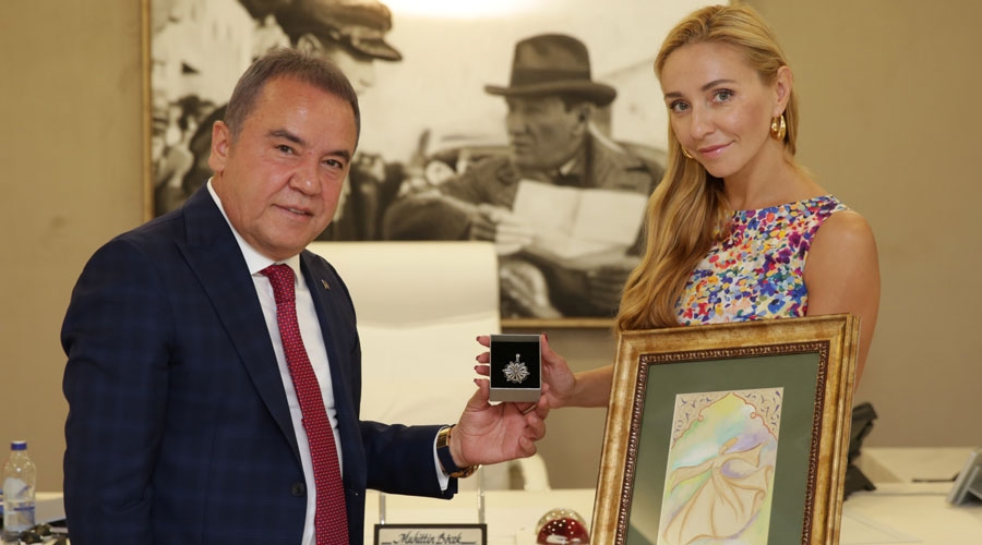 Dünya Şampiyonu Navka, Başkan Böcek'i ziyaret etti
