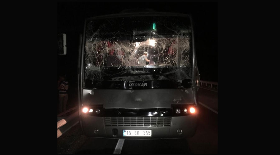 Fren sistemi arızalanan öğrenci midibüsü kamyona çarptı