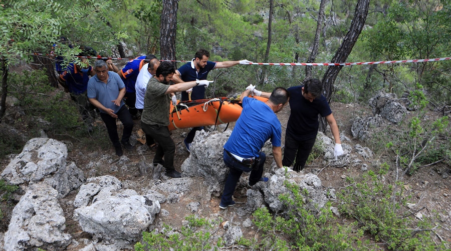 Uçurumda bulunan erkek cesedi çıkarıldı