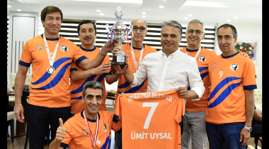 Kupayı Başkan Uysal’a hediye ettiler