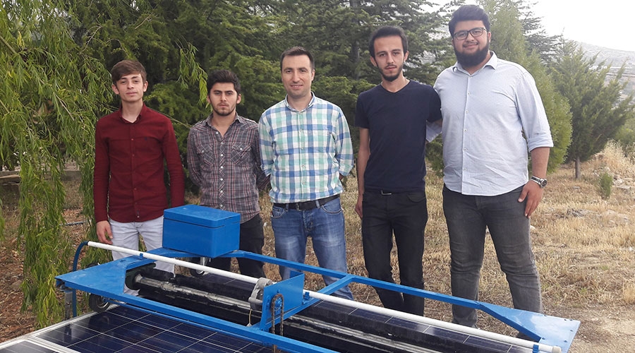 Öğrencilerden günepaneli yıkama robotu