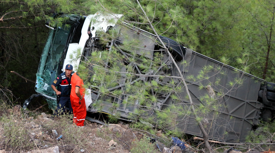 Kemer'de tur otobüsü şarampole yuvarlandı: 41 yaralı