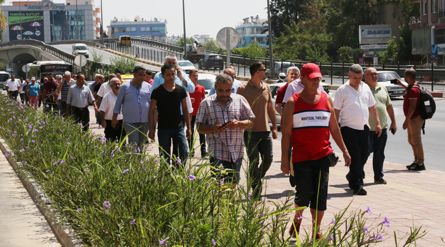 Otobüsçüler alacakları için Büyükşehir'e yürüdü