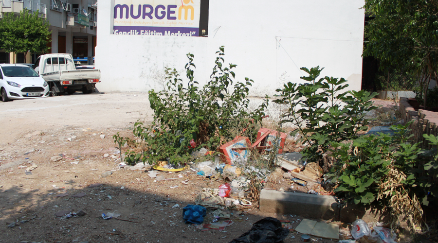 Belediyenin otoparkı çöplük olmuş!