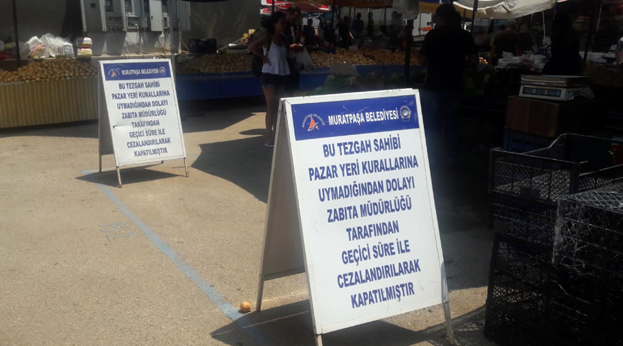 Zabıta, kurallara uymayan esnafı tabelayla teşhir etti