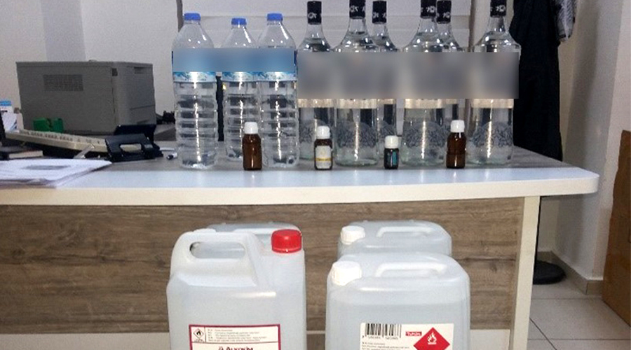 Zirai ilaç bayisine kaçak içki baskını