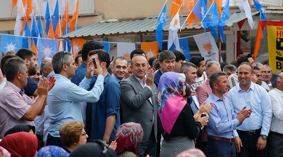 Çavuşoğlu Biz 'yapacağız' diyoruz; onlar 'yıkacağız' diyor