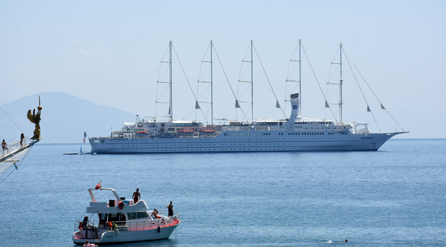 Dünyanın en büyük yelkenli gemilerinden Club Med 2, Alanya'da