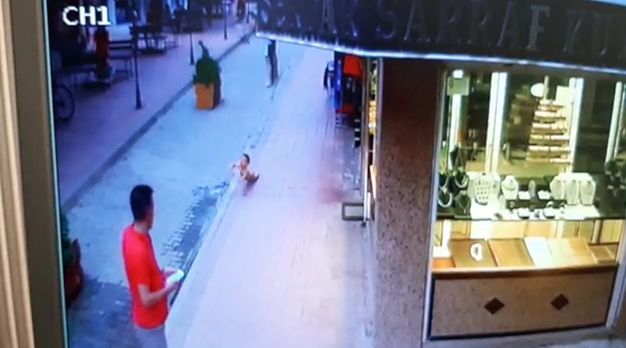 Üçüncü kattan düşen Suriyeli çocuk, yaşam savaşını kaybetti