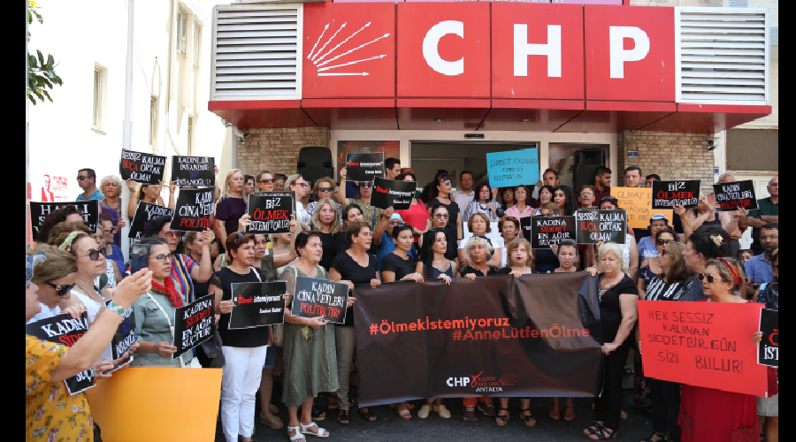 CHP'liler 'kadın cinayetlerini' protesto etti