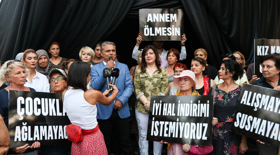 Alyazma Anıtı, kadın cinayetlerine tepki için siyah örtüyle kapatıldı
