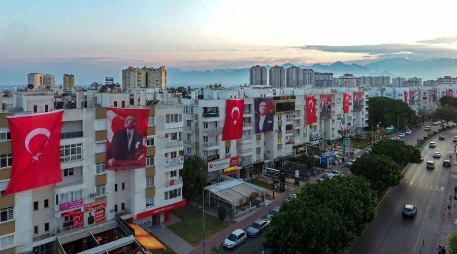 Cadde 30 Ağustos için bayraklarla donatıldı