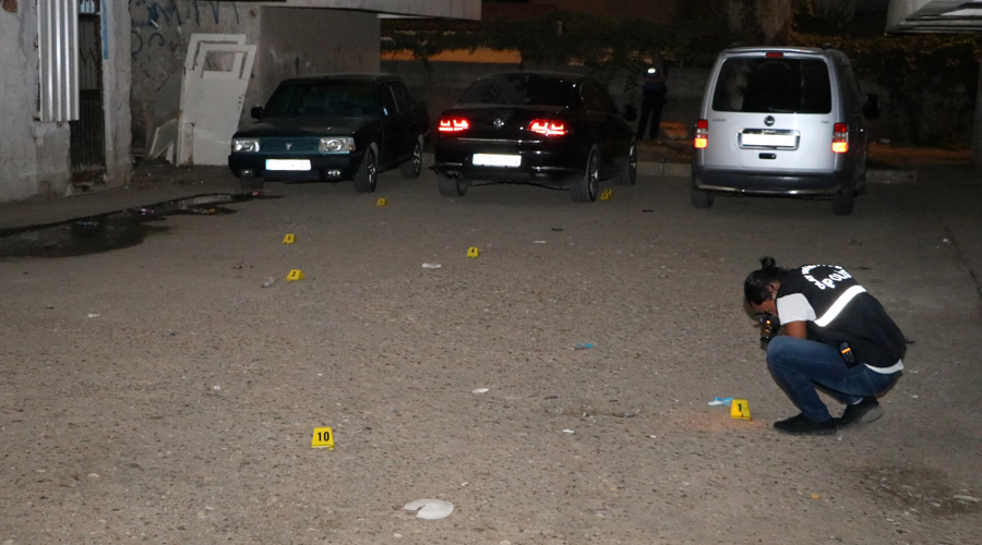 17 yaşındaki çocuk, balkondan bekçilere ateş etti