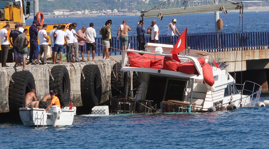 Su almaya başlayan yattaki yolcular ve mürettebat kurtarıldı