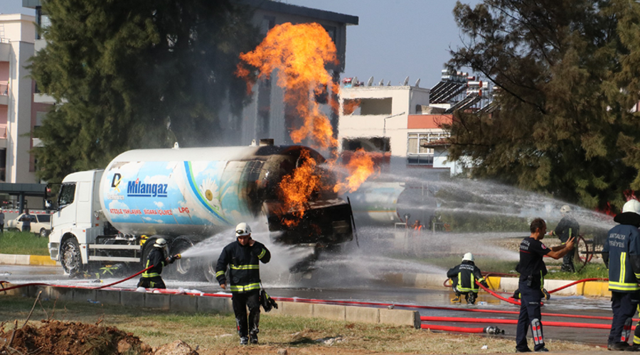 LPG dolu tankere kamyon çarptı, Dumlupınar Bulvarı karıştı