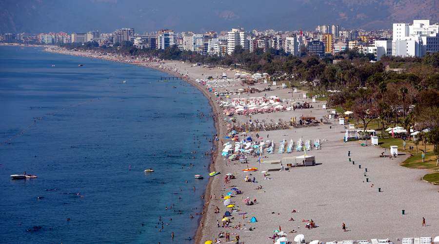 Okullar açıldı, sahil turistlere kaldı