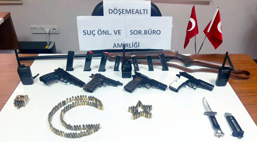 Paralarını gasbedip, 4 aracı üzerlerine geçirdiler