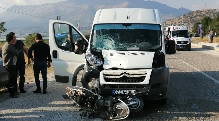Minibüsle çarpışan motosikletin sürücüsü öldü