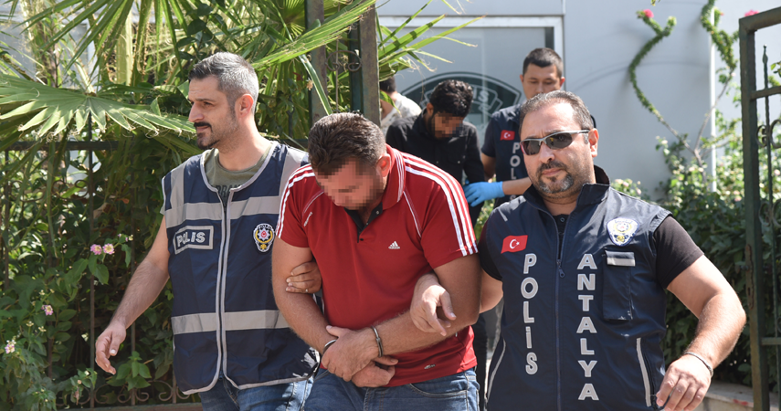Yaşlı kadının 820 bin lirasını dolandıran şüpheliler yakalandı