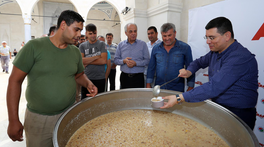 Başkan Tütüncü, aşure dağıttı