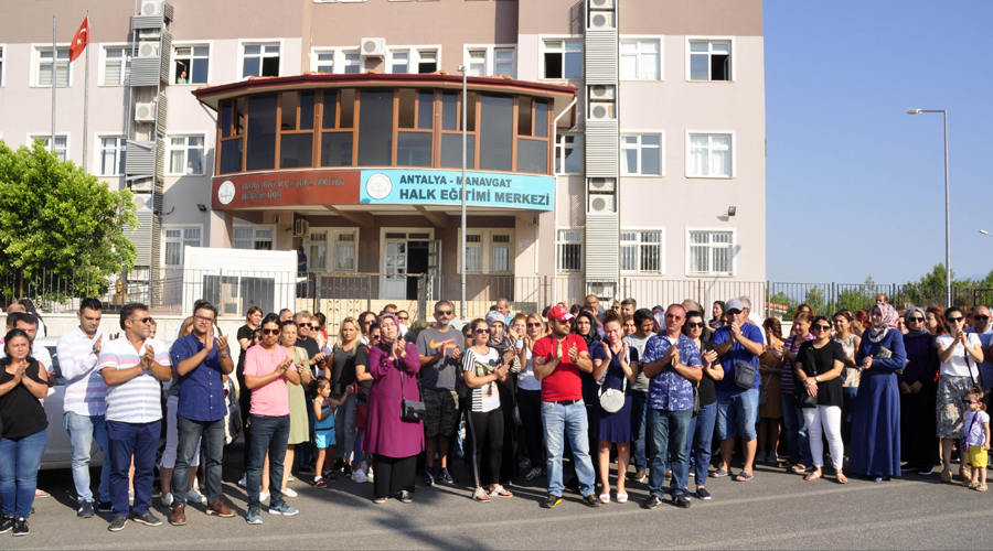Görevden alınan okul müdürü için veliler kaymakamlığa yürüdü
