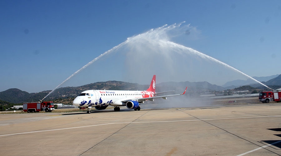 Azerbaycan'dan gelen ilk uçak, su takıyla karşılandı