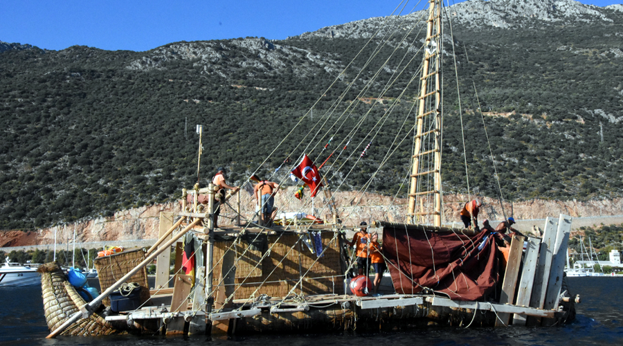 Antik dönemin izlerini taşıyan 'Abora-IV' Kaş'a demir attı