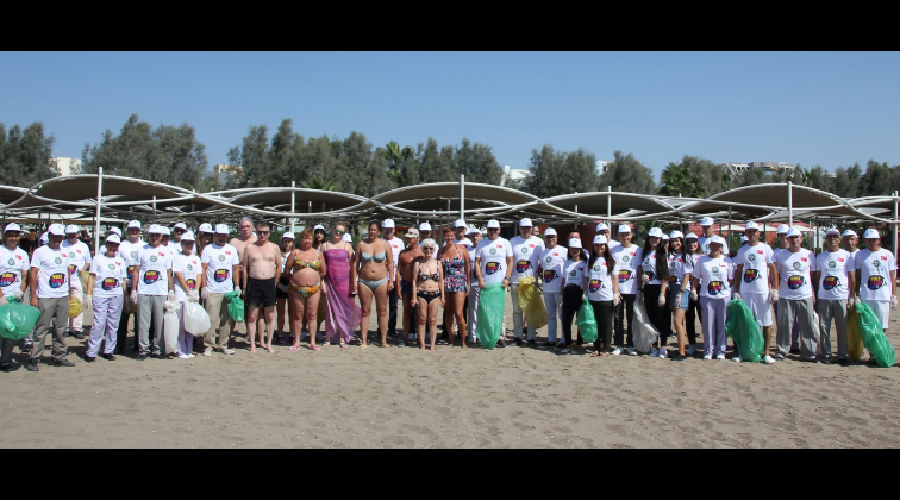 Turistler sahilde çöp topladı