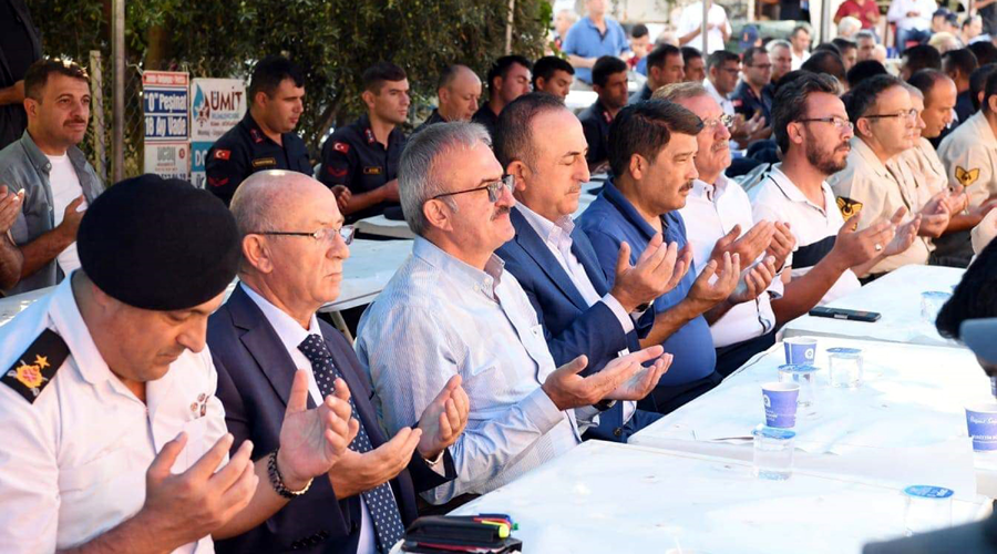 Bakan Çavuşoğlu şehidin mevlidine katıldı