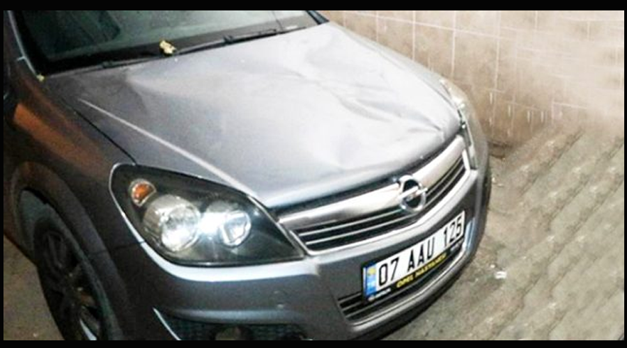 Yaşlı adam, balkondan park halindeki otomobilin üzerine düştü
