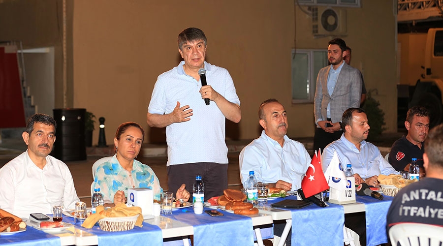 Çavuşoğlu ve Türel itfaiyecilerle sahur yaptı
