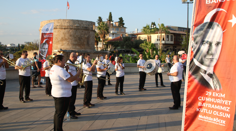 Cumhuriyet Bandosu’ndan coşkulu konserler