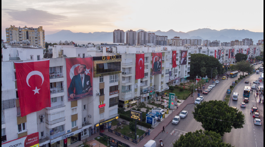 Bayraklarla donatıldı