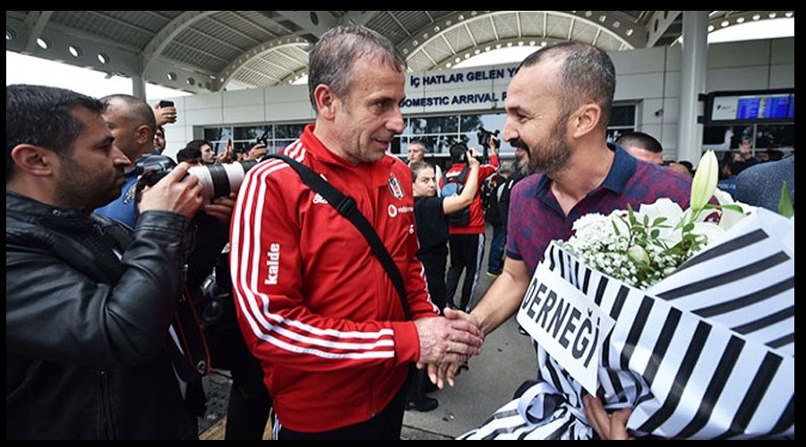 Beşiktaş kafilesi çiçeklerle karşılandı
