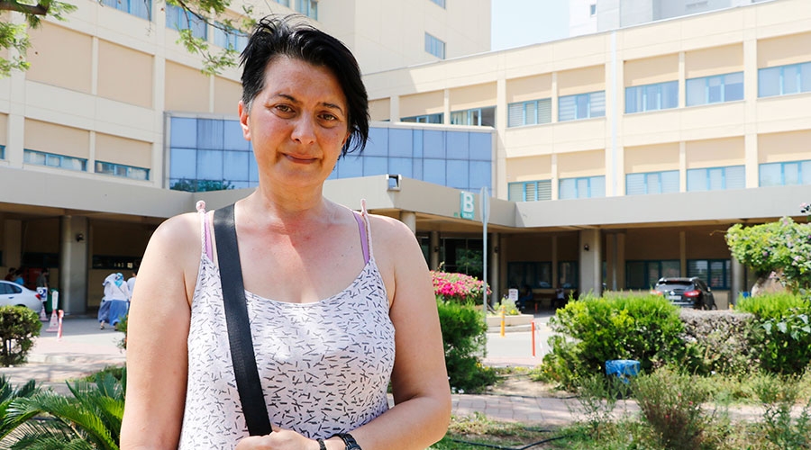Beyaz diş hayaliyle 32 dişini kaybeden kadına çene operasyonu yapılacak