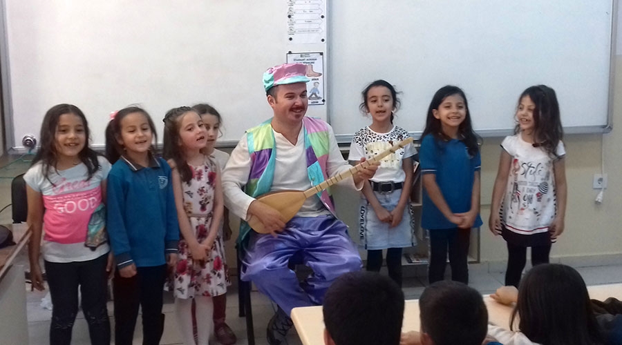 Dayıoğlu, Elmalı'da öğrencilere konser verdi