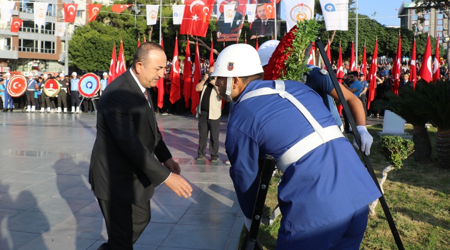 Bakan Çavuşoğlu, Antalya'da Atatürk'ü anma törenine katıldı   