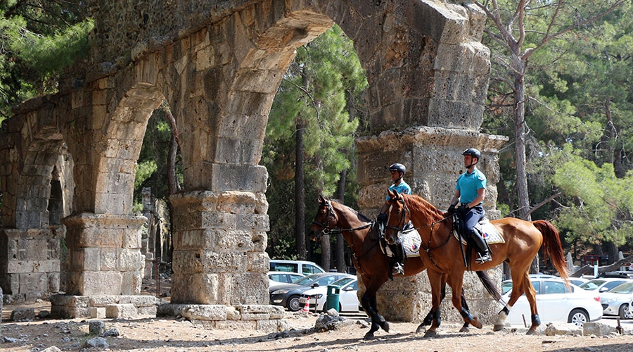 Kemer sahillerinde atlı jandarma göreve başladı