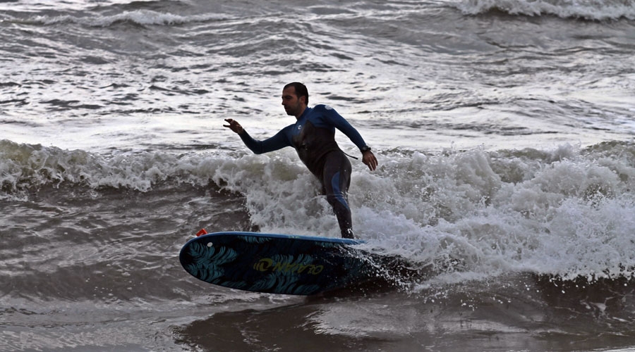 Dev dalgaları gören Alanya'da sörf keyfi yaptı 