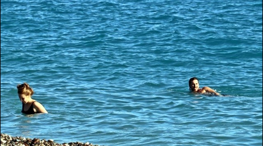 Antalya'da denize ısınmak için girdiler