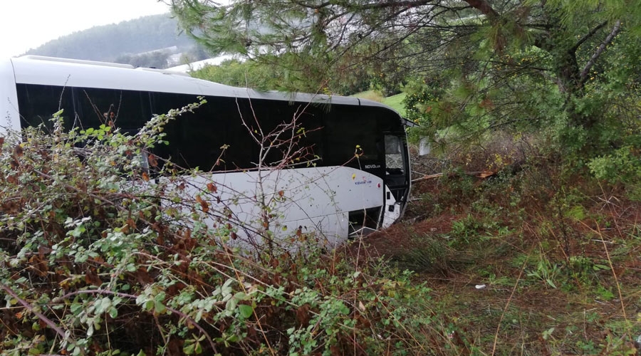 Turistleri taşıyan otobüs şarampole düştü   