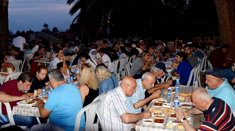 Tarihi cami bahçesinde iftar
