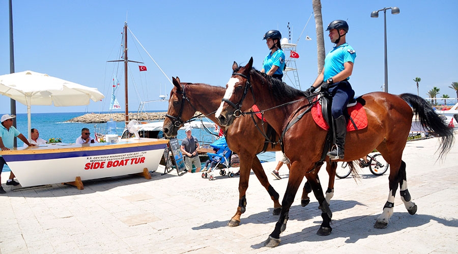 Manavgat'ta atlı jandarma timi görev başında