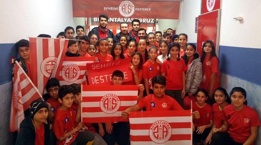 Antalyaspor hentbol takımı Baraj Ortaokulu’nda